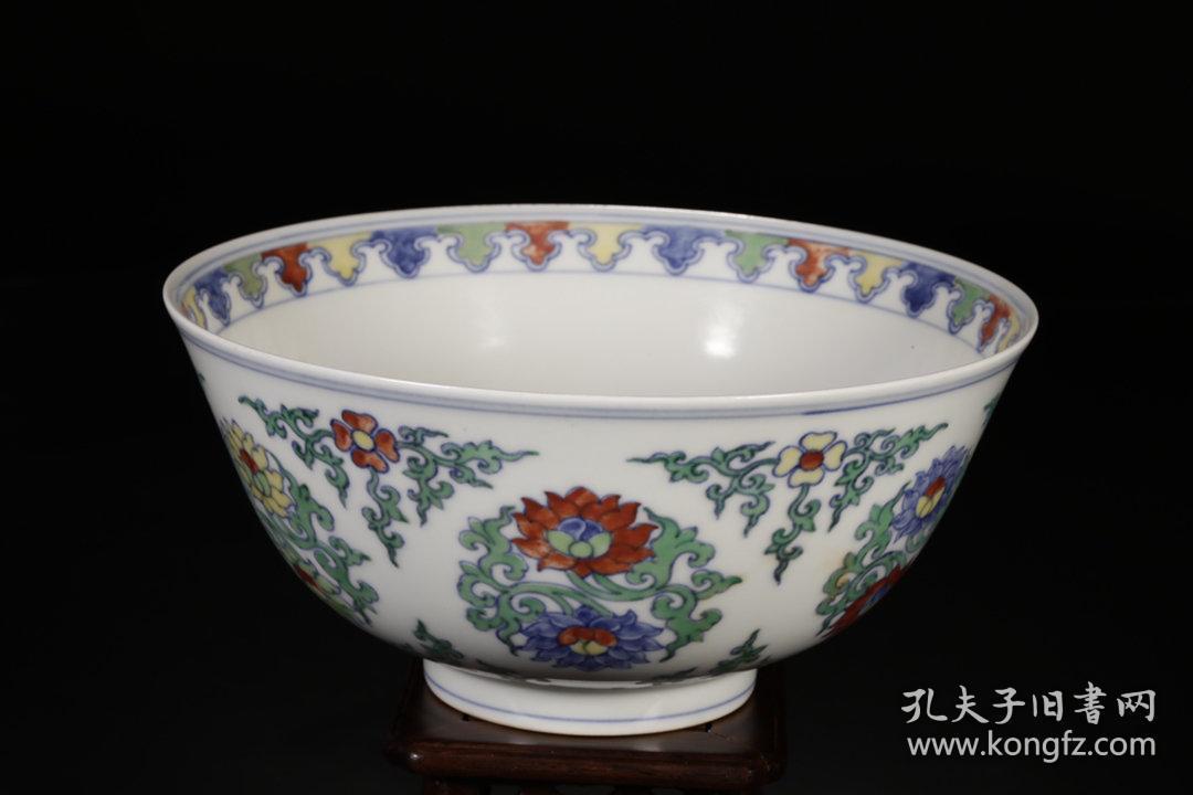 清代,"大明成化年制"款青花斗彩缠枝花卉碗