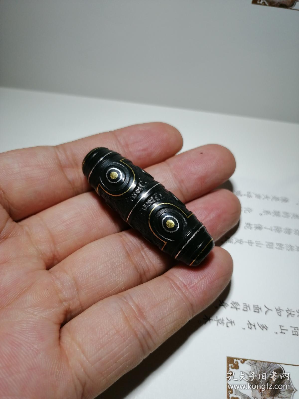 和田玉九眼天珠金银错工艺采用青玉里面最顶级的特细蓝底玉料,密度过