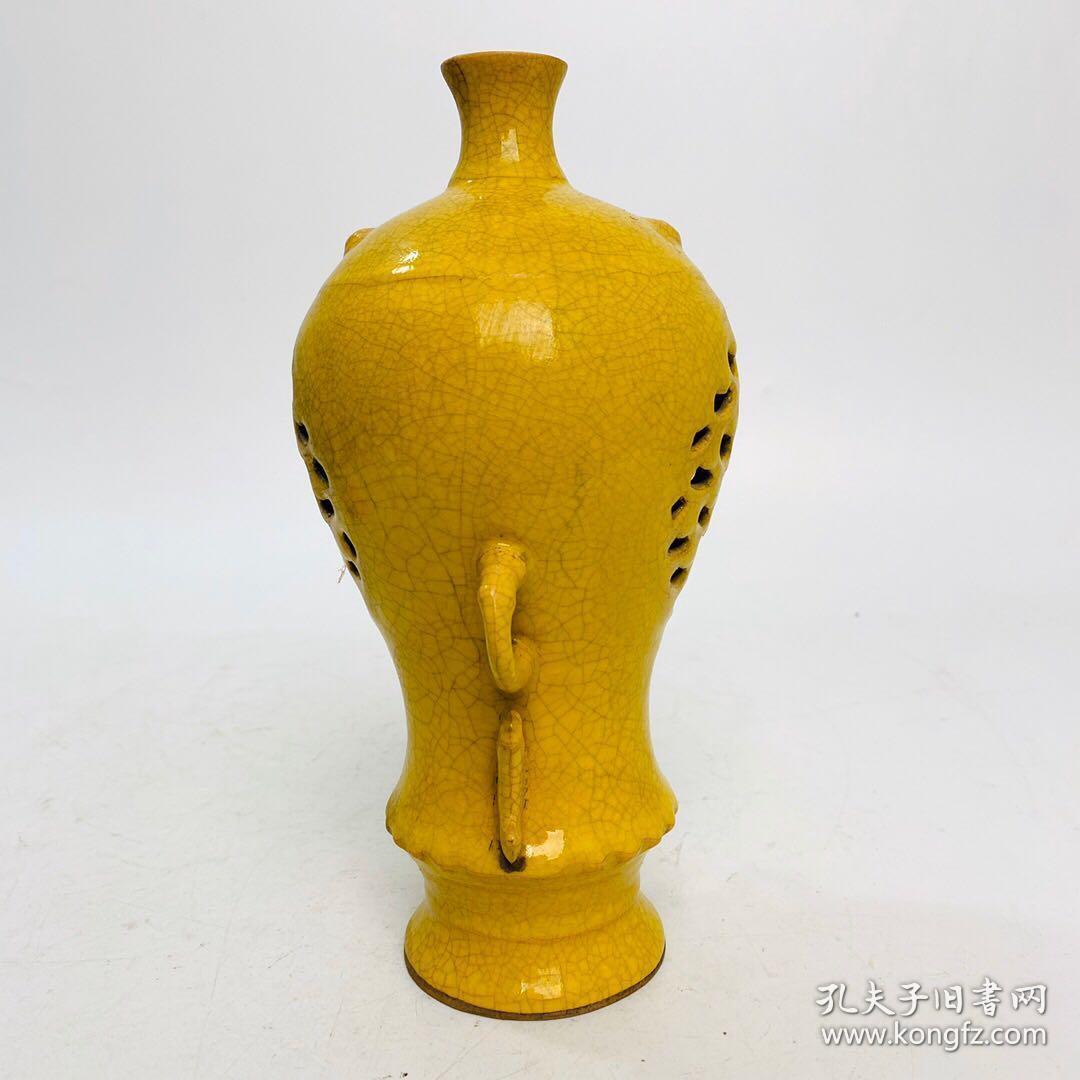 大周柴窑鱼瓶,高21.5厘米,直径11厘米