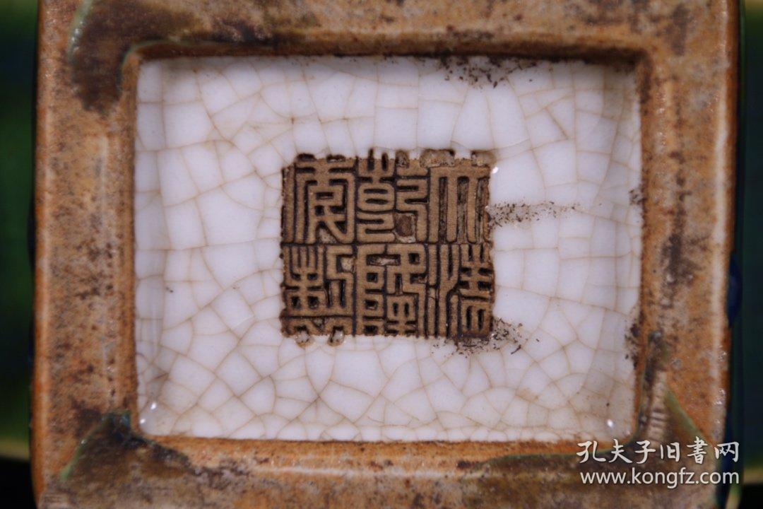 窑变釉犹如宇宙星辰般美轮美奂,底部施哥釉刻/大清乾隆年制/六字篆书