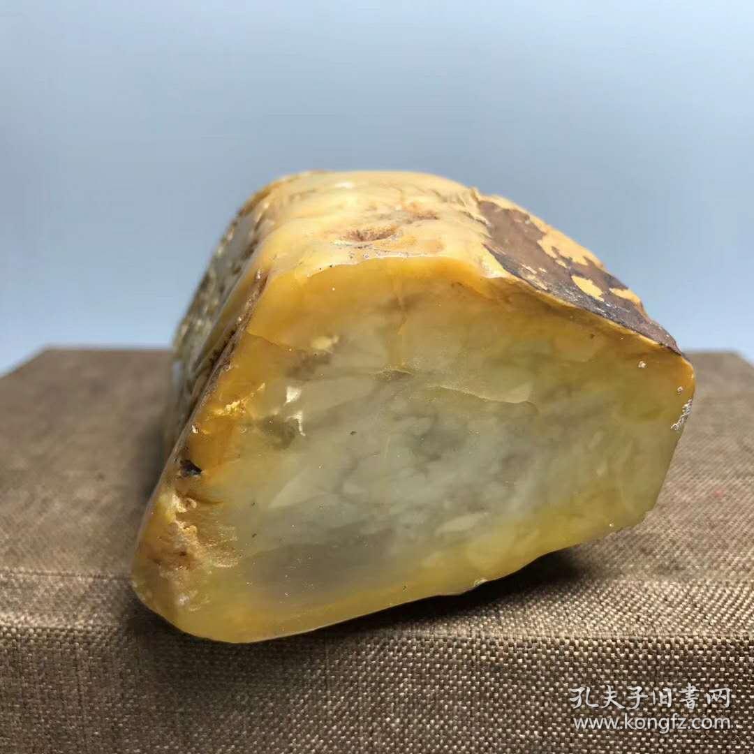 田黄石薄意雕刻摆件 纯手工雕刻 刀工细腻 选料上乘 有明显萝卜丝纹