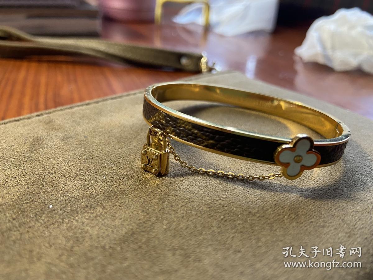 正品保真lv路易威登 贝母四叶草 黄铜小锁 皮料老花  活扣贴皮 手镯