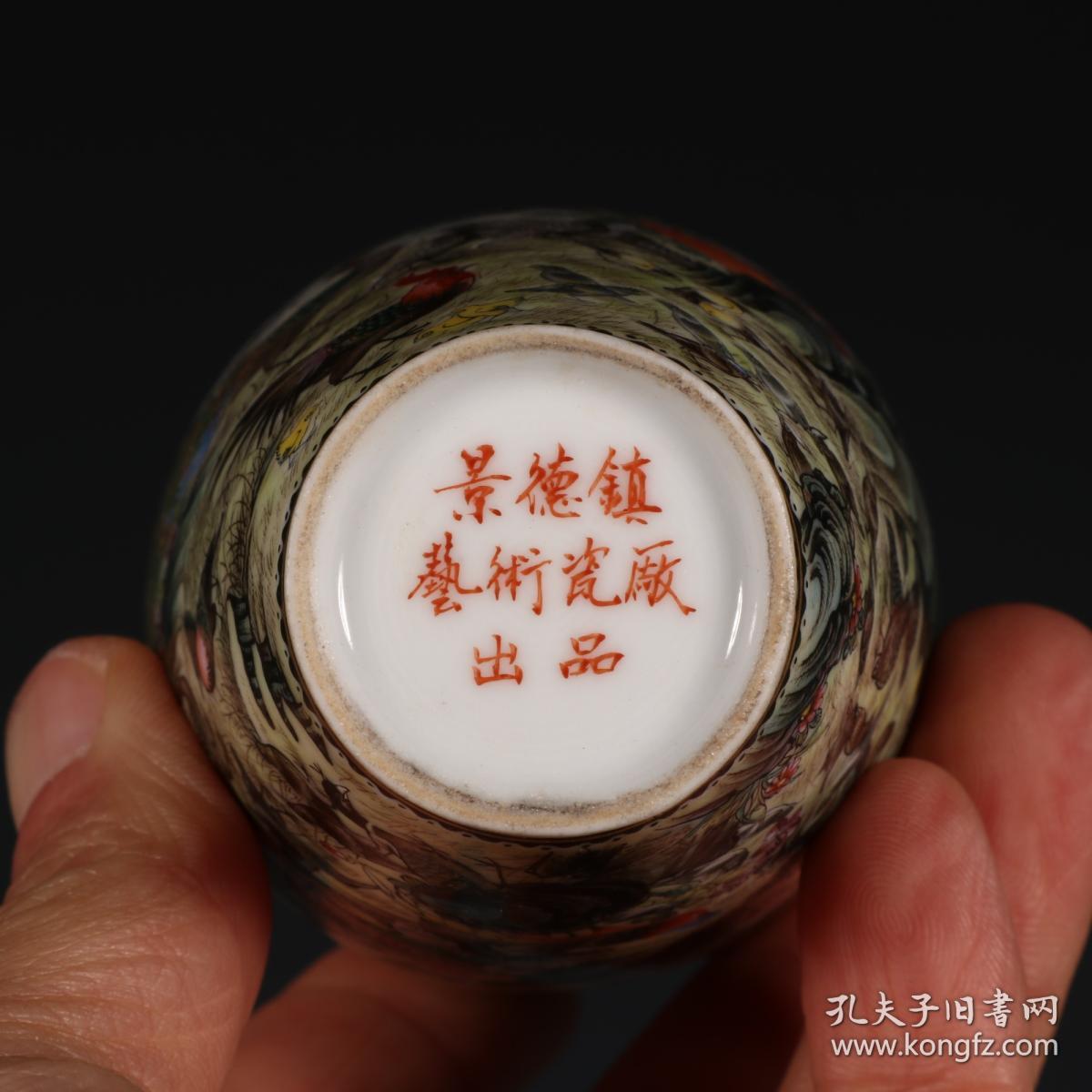 珍藏品"景德镇艺术瓷厂出品"章仕保作描金口黑地圈花卉纹开窗精绘