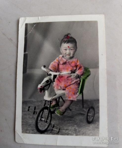 老照片 骑三轮的小女孩(手工上色,1956年)