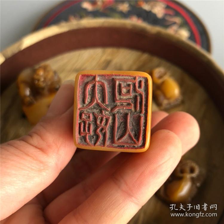 珍藏篆刻家吴昌硕吴俊作寿山田黄冻石瑞兽钮印章与牛钮印章一套