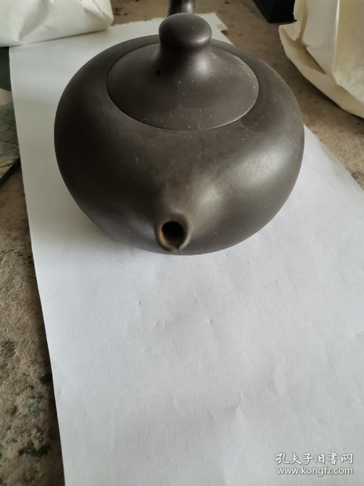 紫砂壶一把,葛陶中制,壶嘴有一米粒缺口
