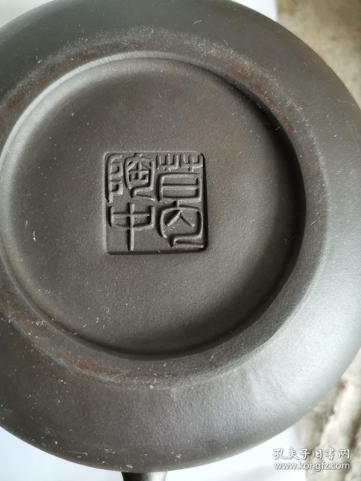 紫砂壶一把,葛陶中制,壶嘴有一米粒缺口