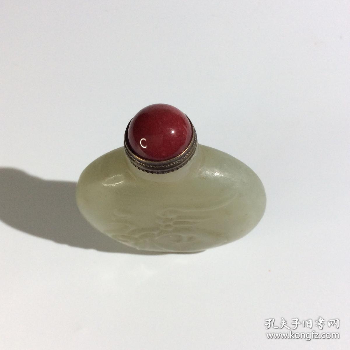 清代和田玉籽料鼻烟壶 玉质油润 做工精细 壶盖镶有红宝石 非常精致