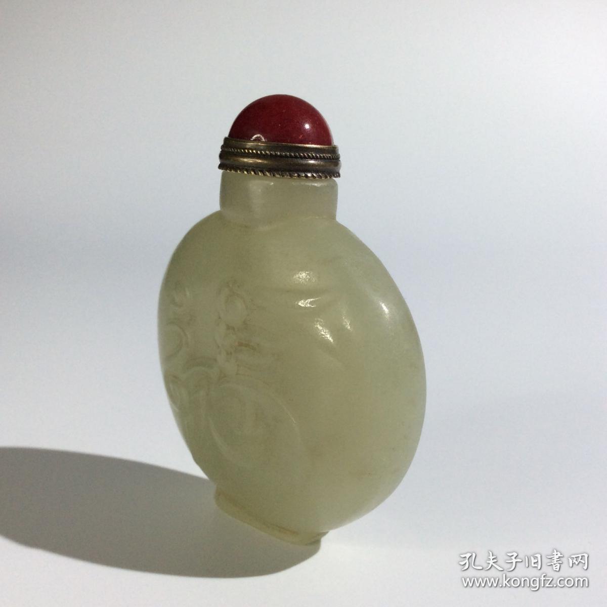 清代和田玉籽料鼻烟壶 玉质油润 做工精细 壶盖镶有红