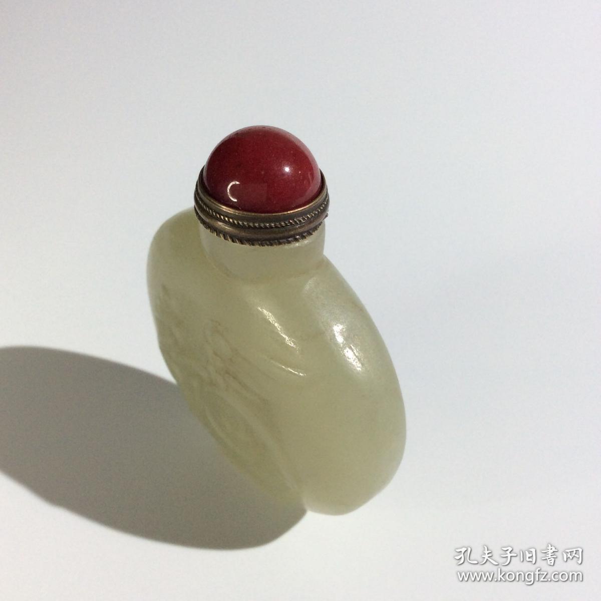 清代和田玉籽料鼻烟壶 玉质油润 做工精细 壶盖镶有红