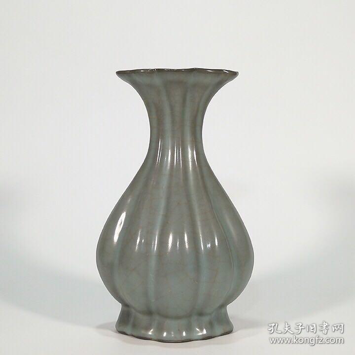 宋溪口官窑海棠式刮楞瓶