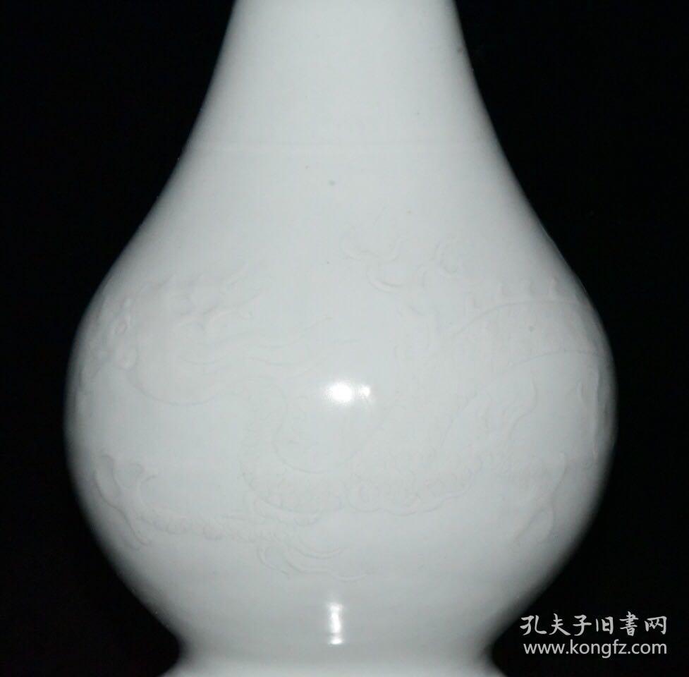 元代枢府白瓷雕刻龙纹葫芦瓶