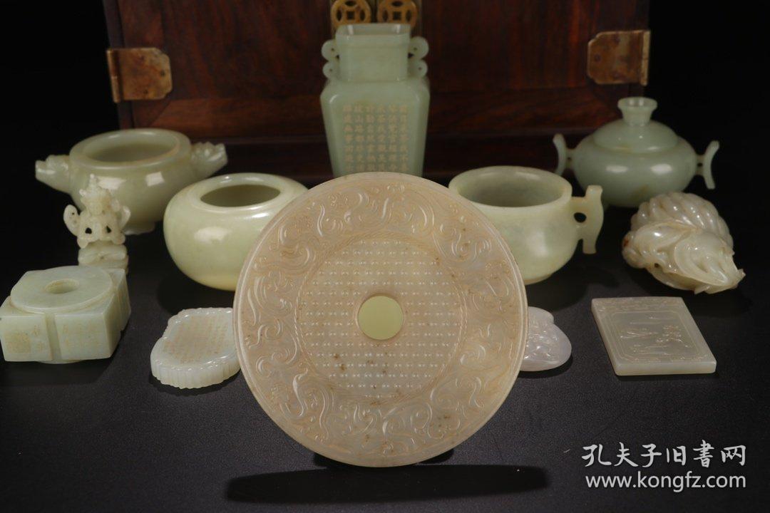 清代:"乾隆年制"和田白玉玉器一套