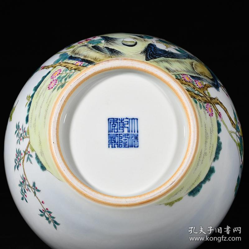 清乾隆珐琅彩孔雀牡丹纹天球瓶