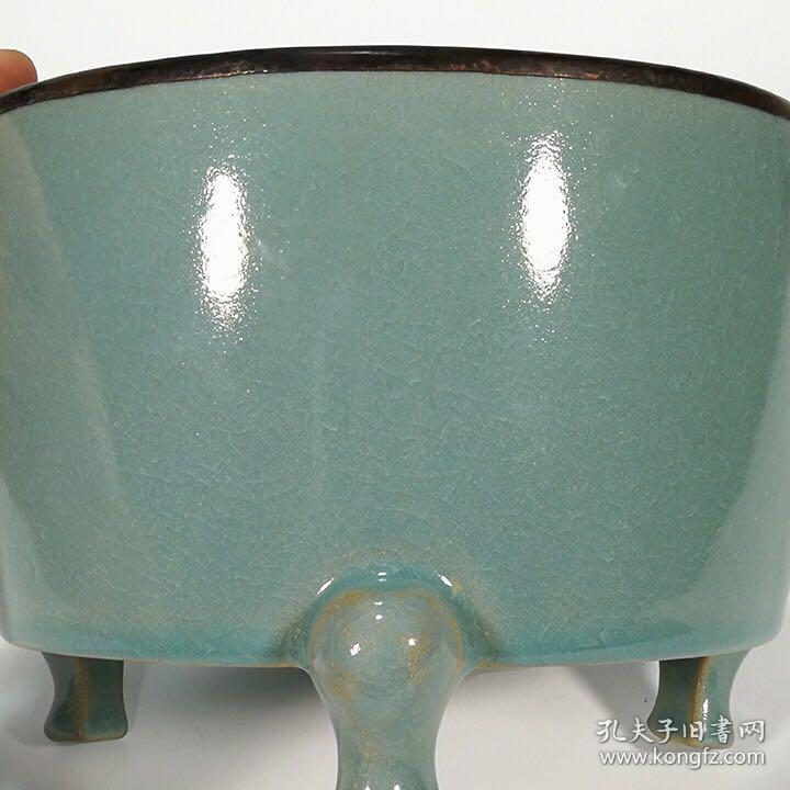 宋汝窑翠青釉三足奁炉(镶铜口) 13*17.5厘米