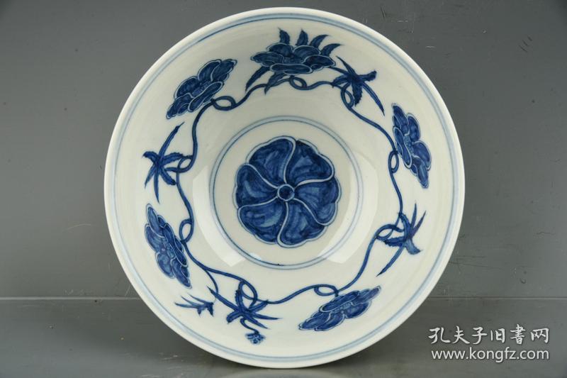 大明成化年制青花缠枝西番莲花纹碗