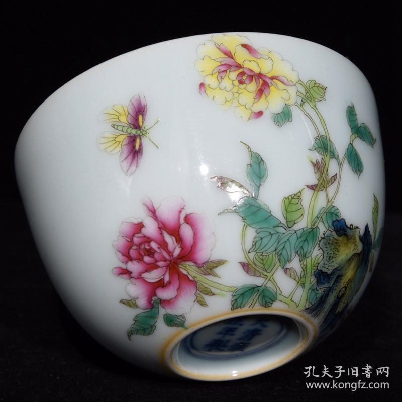 清雍正粉彩花蝶纹杯