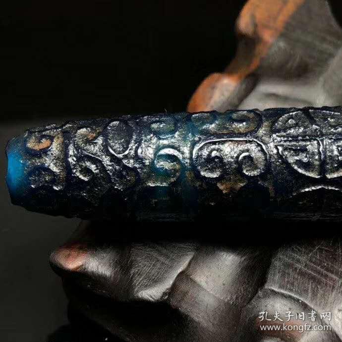 藏区千年老玛瑙蓝回纹天珠尺寸:98*19mm 重量:52.5g