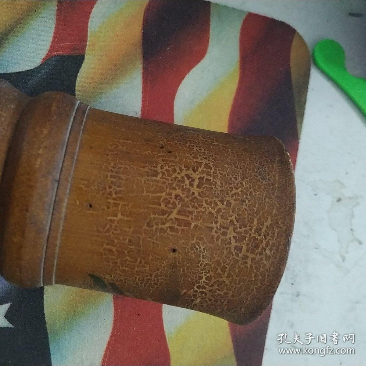老竹筒,笔筒,直径8厘米,高11厘米,有红笔写的三个字,井冈山,应该是几