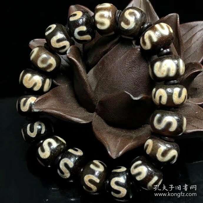 回流千年西藏老料高油包浆金钱铭天珠手串尺寸:15*9mm 重量:63.2g