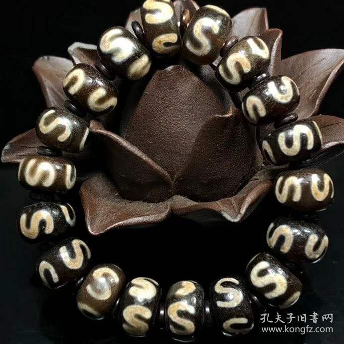 回流千年西藏老料高油包浆金钱铭天珠手串尺寸:15*9mm 重量:63.2g