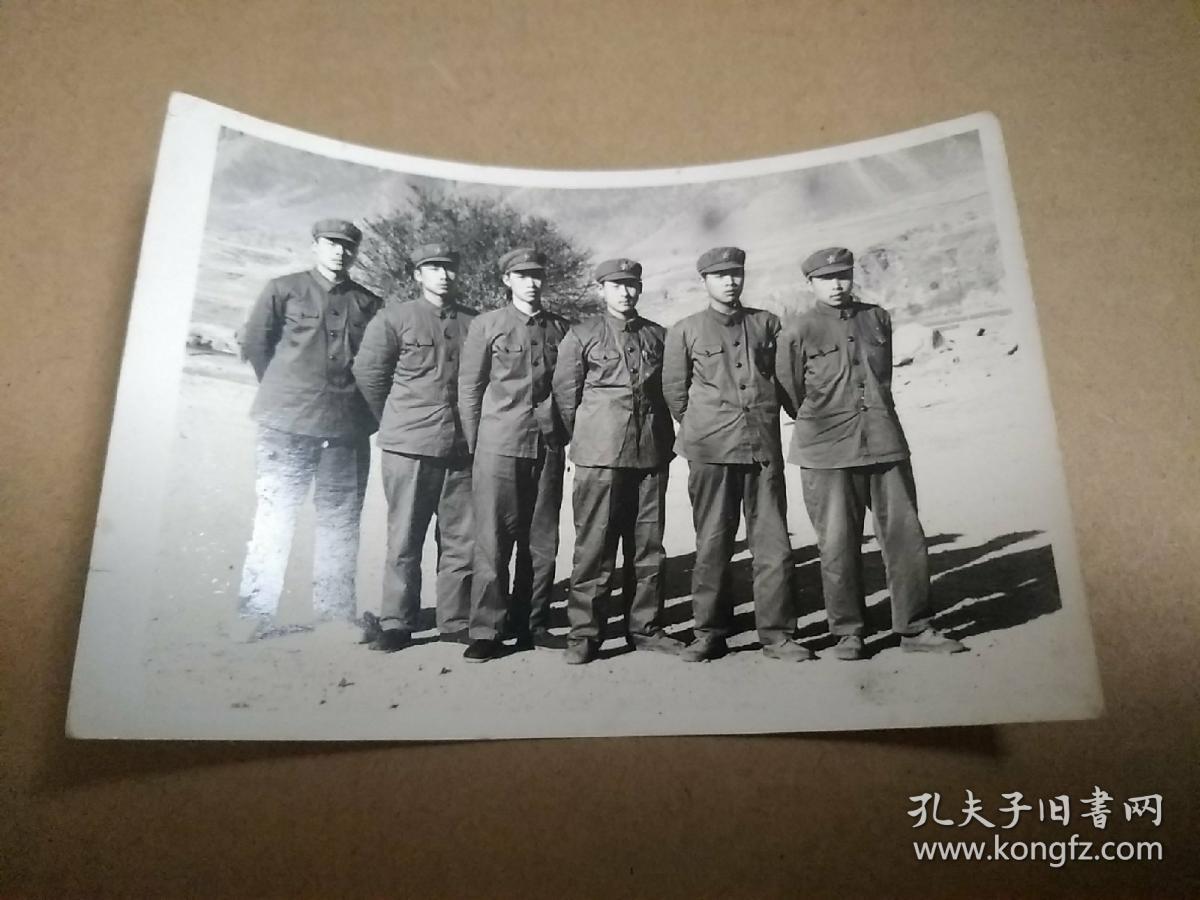 八十年代军人合影一张