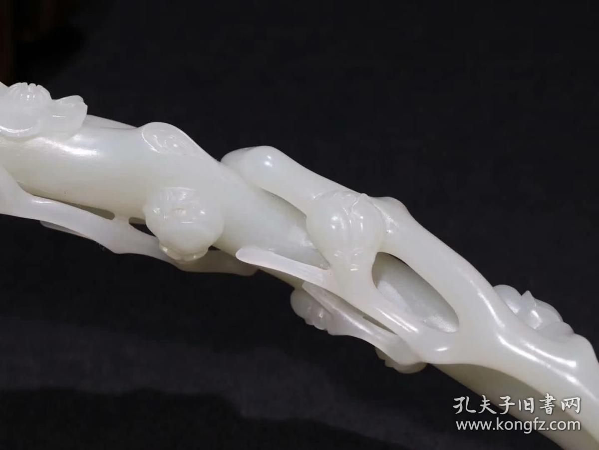 和田玉籽料透雕如意摆件