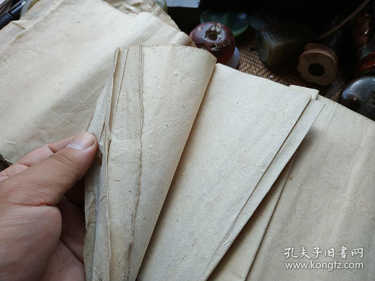 明末至晚清各时期白棉纸一堆,约100页,长约30厘米,纤维纹理光下历历在