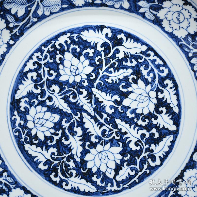 元代青花蓝地白花反青花缠枝莲纹菱口折沿盘 厘米7x45