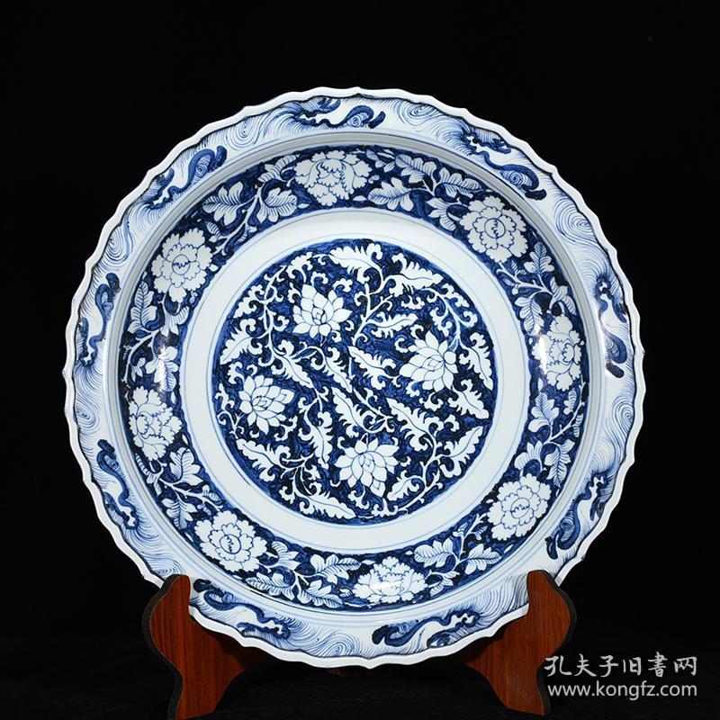 元代青花蓝地白花反青花缠枝莲纹菱口折沿盘 厘米7x45