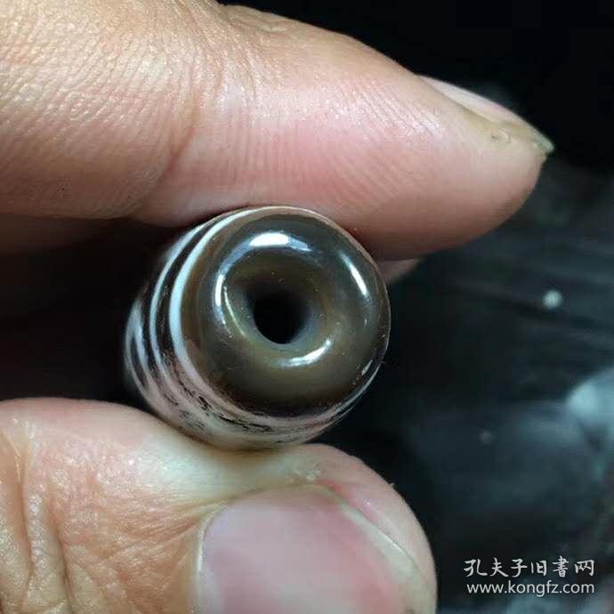藏区回流千年老矿九眼天珠 尺寸:56*14mm 重量:17.7g