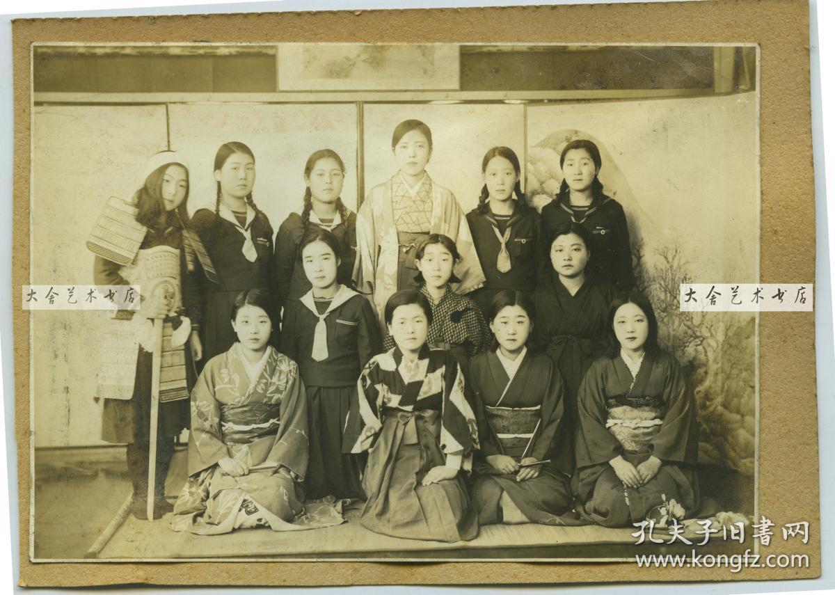 民国时期十三名和服日本年轻女性合影老照片,15.1x10.7泛银
