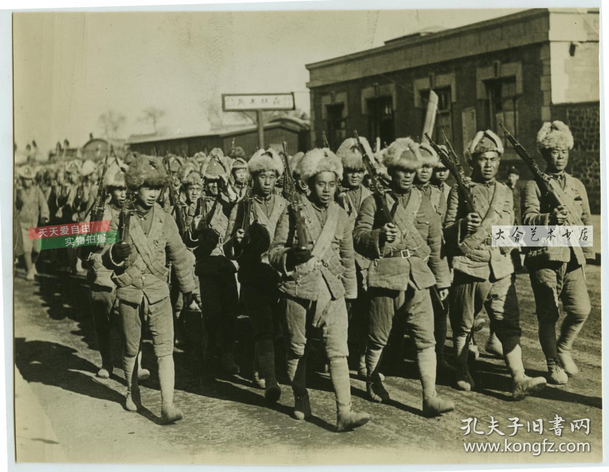 民国1947年陕西延安保卫战之后占据延安的国民党军队列队进城老照片.