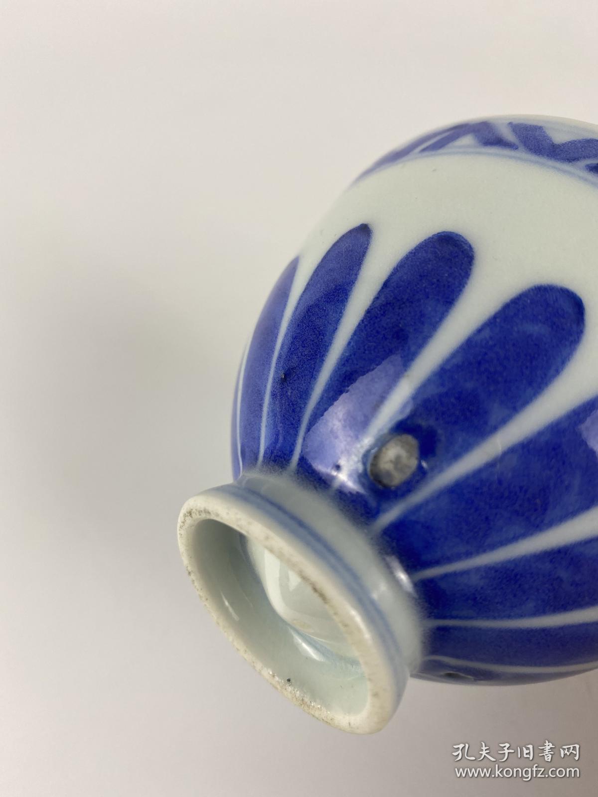 清雍正青花菊瓣纹鸡心杯