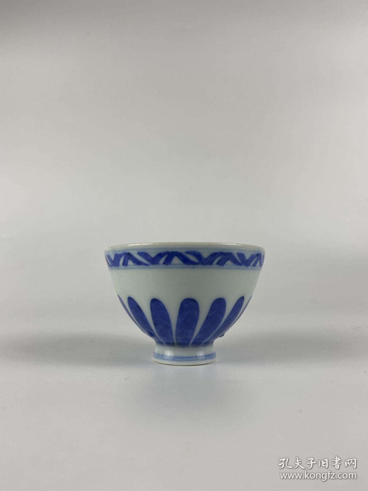 清雍正青花菊瓣纹鸡心杯