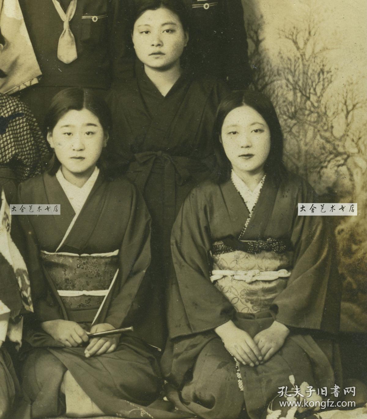 民国时期十三名和服日本年轻女性合影老照片,15.1x10.7泛银