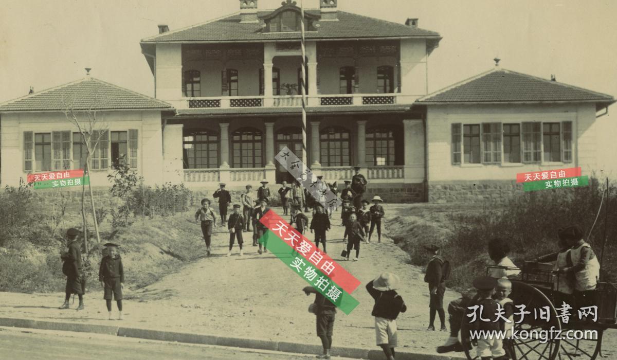 清代山东青岛俾斯麦街的德国人总督府学校全景老照片,正处于放学时间