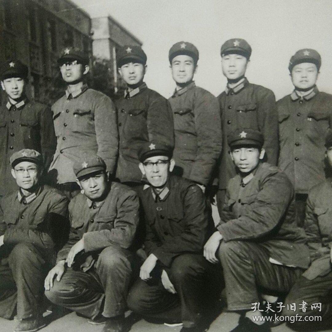 1976黑白老照片背面铅笔字迹警卫团干部合影769