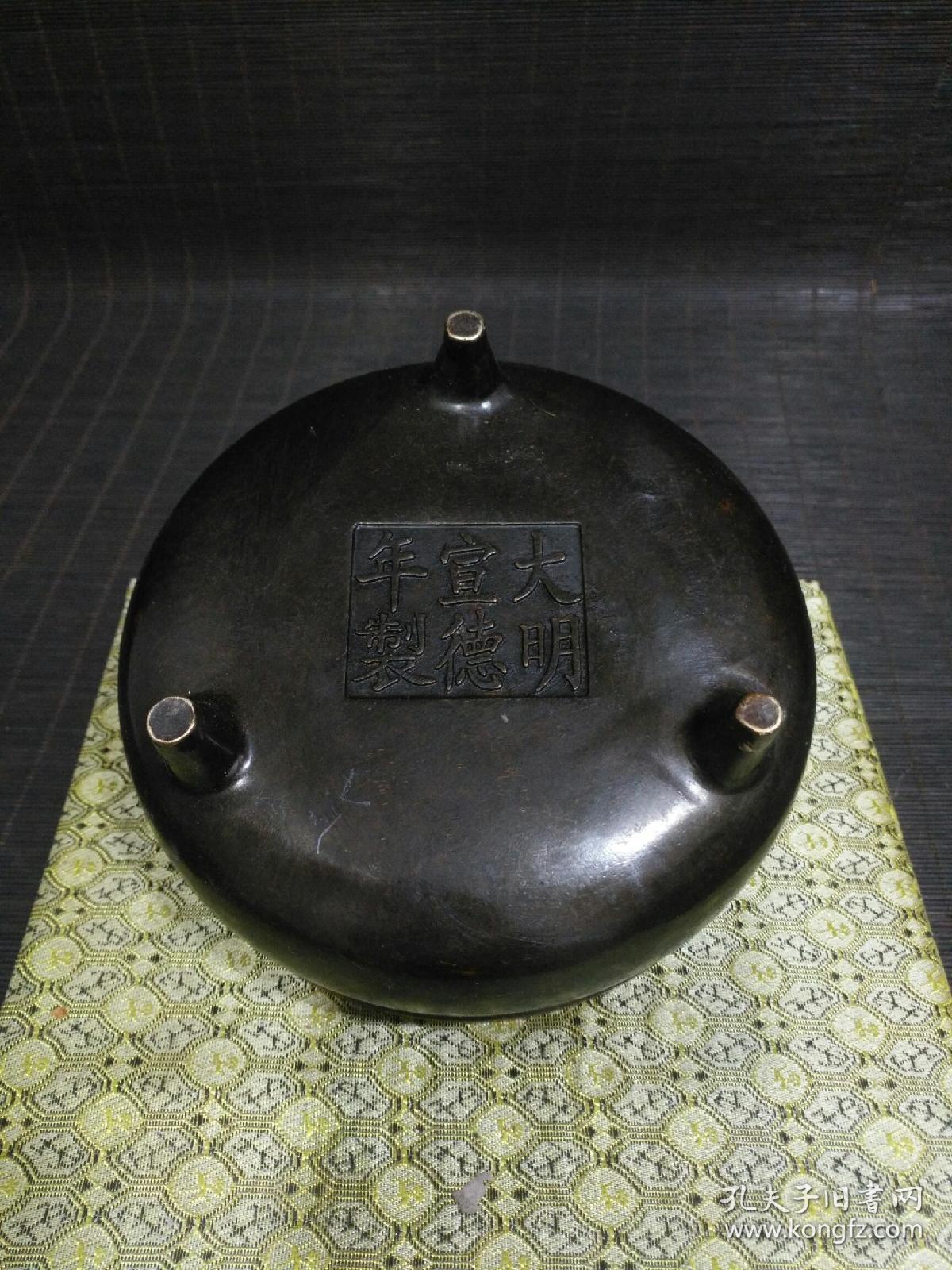 老铜胎大明宣德年制款《鼎炉》一件,此件藏品器形精巧,皮壳老辣,光素