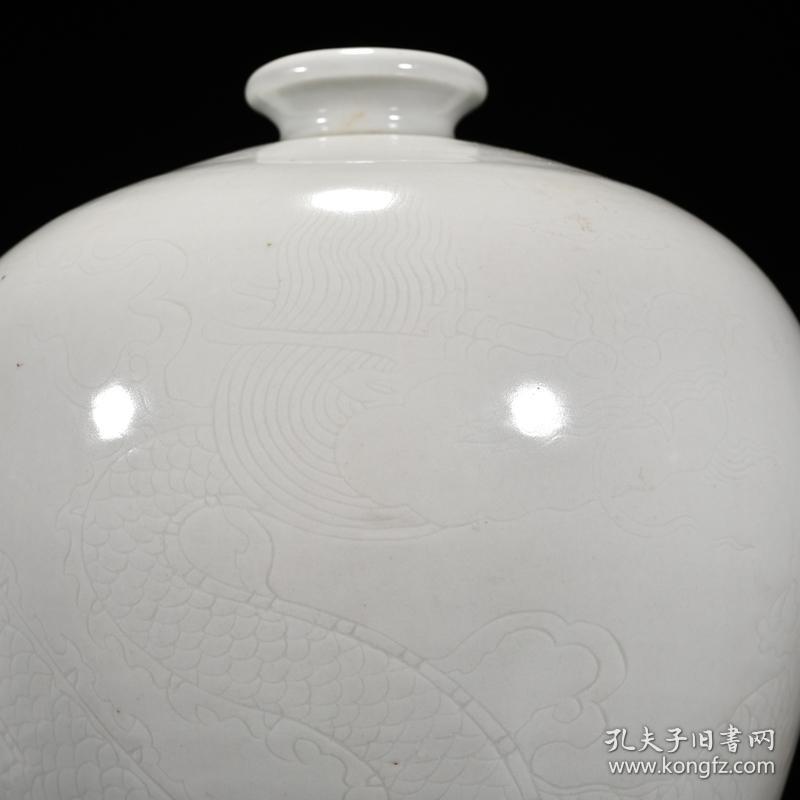 明永乐甜白釉赏赐款暗刻龙纹梅瓶