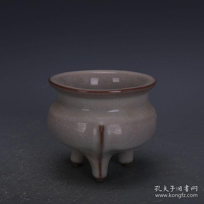 宋代官窑米黄冰裂釉三足香炉