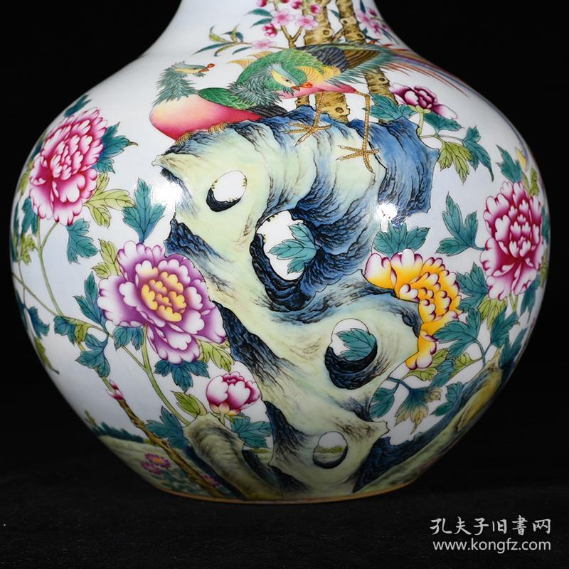 清乾隆珐琅彩孔雀牡丹纹天球瓶