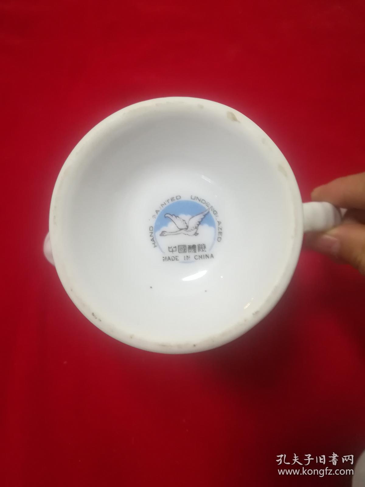 中国醴陵鸟鸣壶,天鹅底款,梅花,酒具,酒壶1把带盖,盘1个,杯子4个,品好