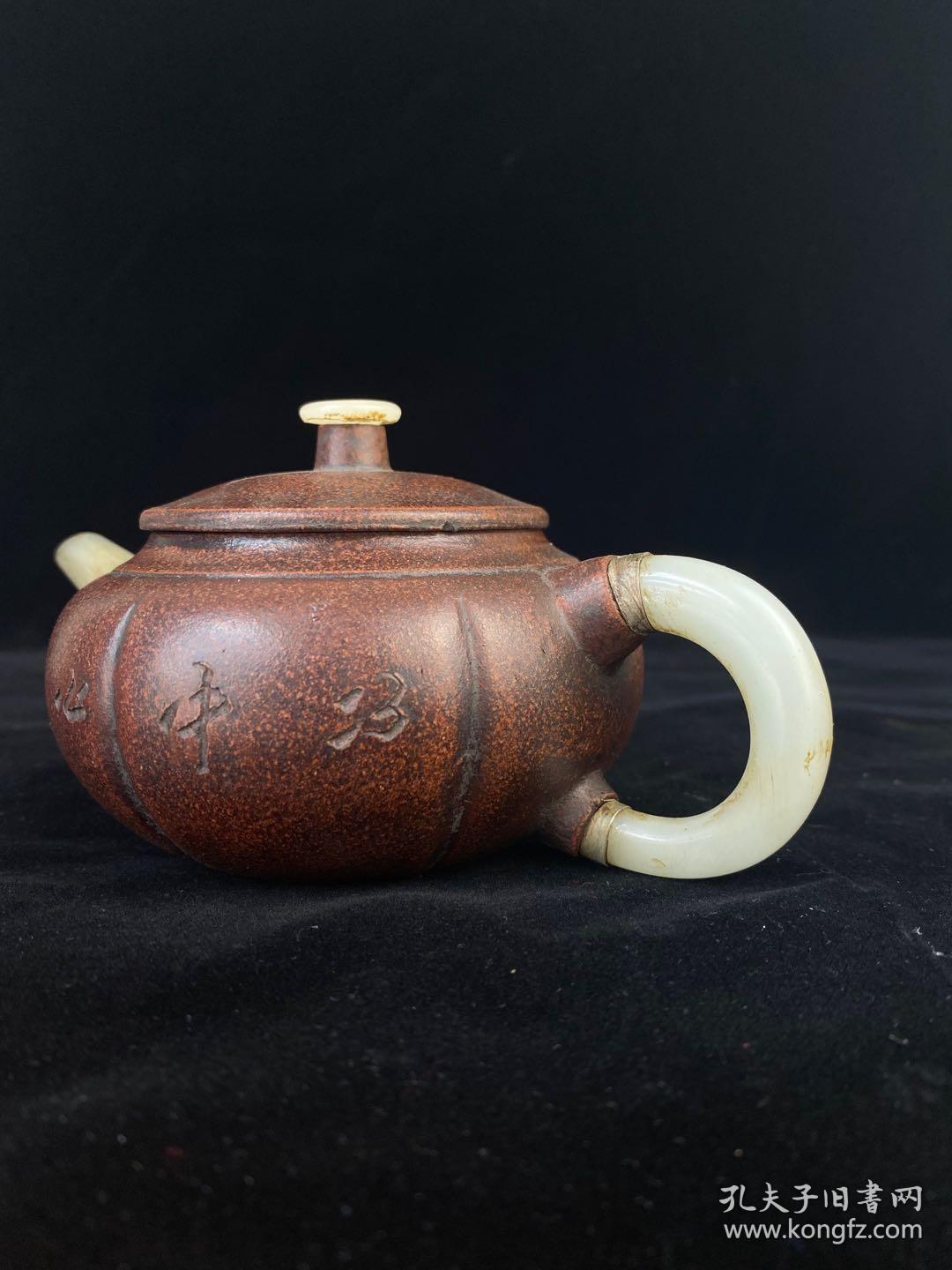 旧藏杨彭年玉把玉嘴紫砂壶品相如图
