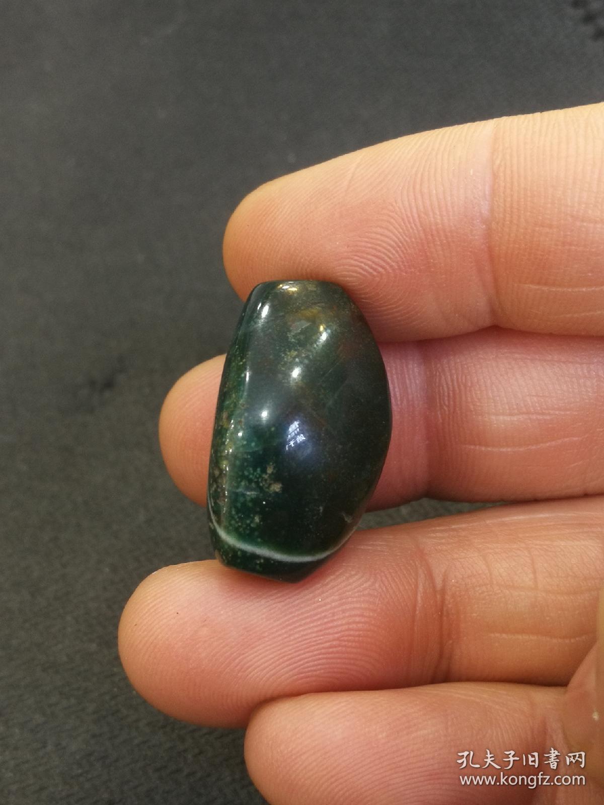 西亚老绿鸡肝玛瑙珠,直径13.5-14mm,对孔24mm.两百年左右,形制少见.