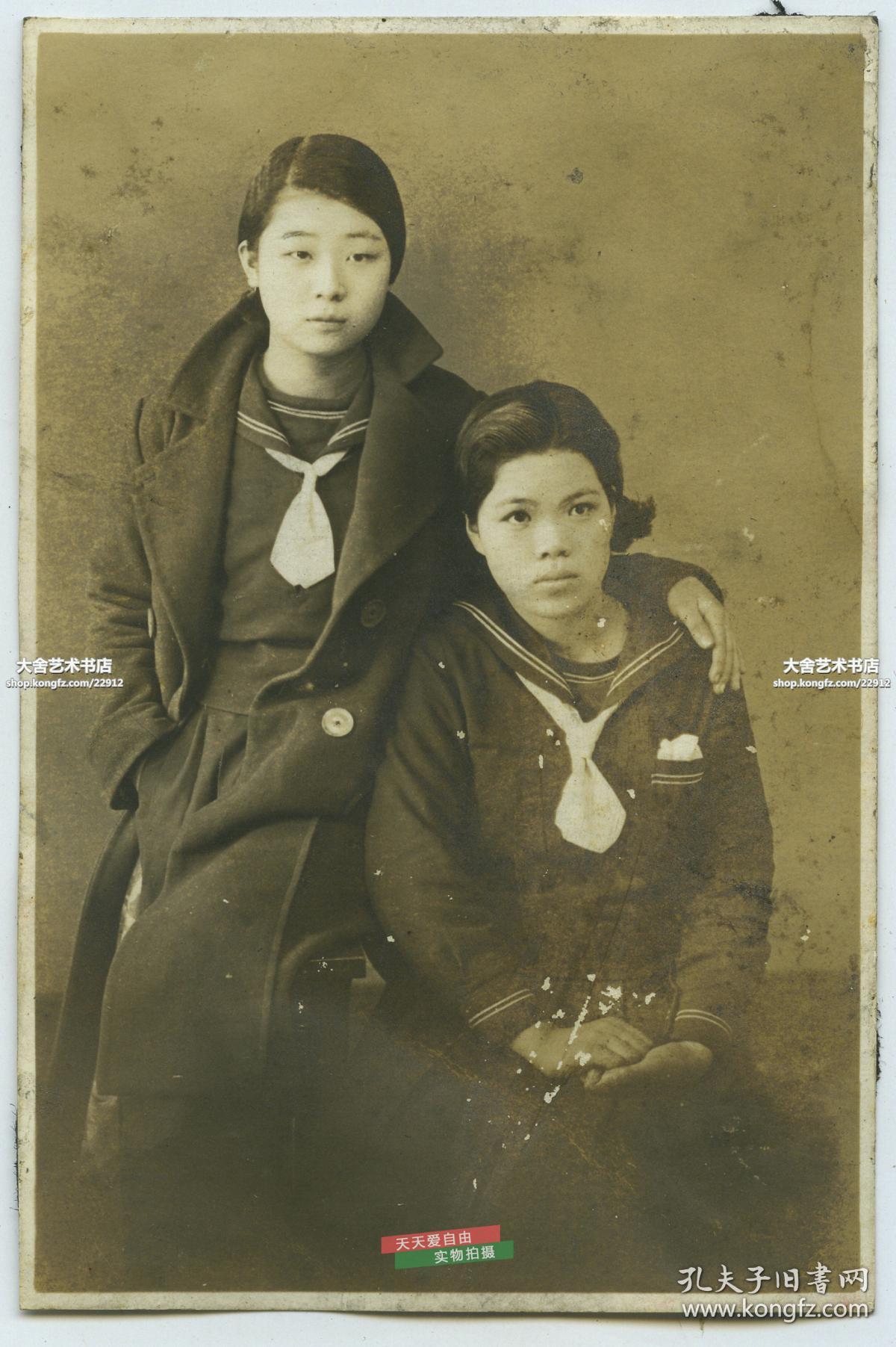 民国时期两名日本少女校服肖像老照片.泛银