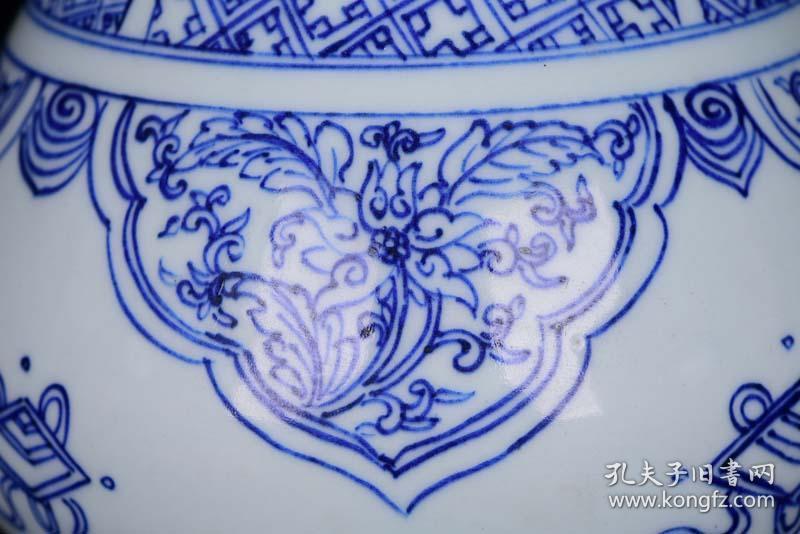 清乾隆官窑青花白描蕉叶折枝花纹尊