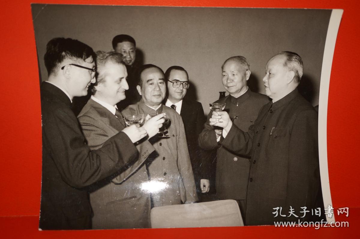 【原国家邮电部部长部长钟夫翔,以及时任副部长王子纲,李玉奎上世纪七