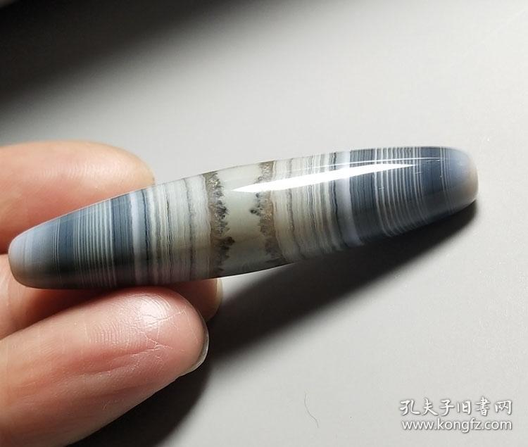 蚕丝玛瑙天珠,极为罕见稀有的蓝色沁玛瑙天珠,"玛瑙水晶二位一体"玛瑙