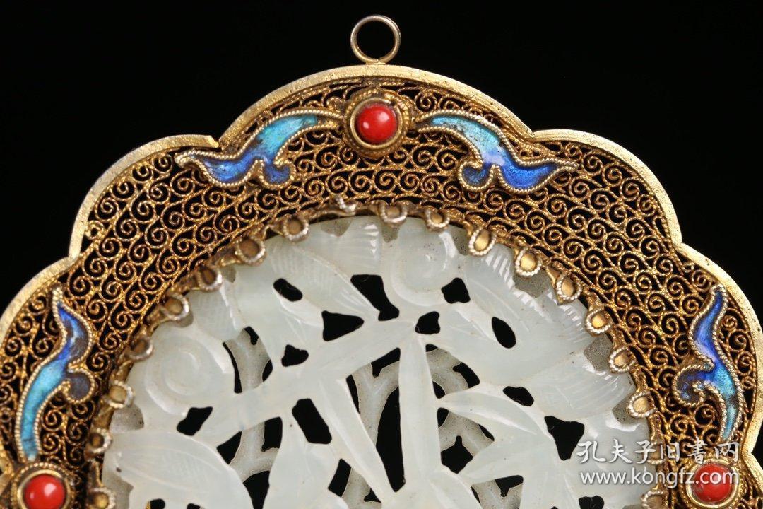 花丝工艺精湛,花丝精细,饰烤蓝花卉纹,色彩亮丽,中心镶嵌和田玉牌